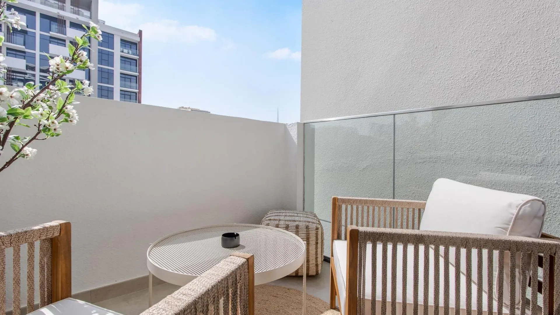 Stylish & Luxury Apt Riviera 19 2 Adult & 1 Kid Dubai
